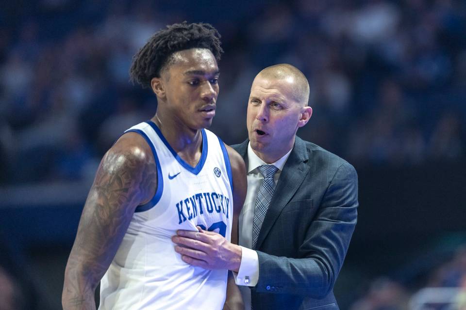 HEARTBREAKING NEWS: Wildcats under Intense Fire After Shocking Report Emerges About Kentucky Wildcats head coach Mark Pope with center Amari Williams. Raising Serious Concerns That Could Lead to…