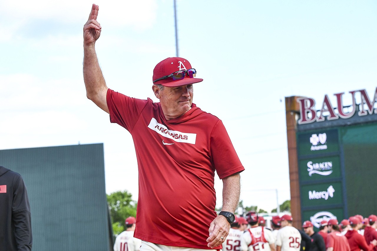 FAYETTEVILLE — Around 45 minutes before University of Arkansas baseball Coach Dave Van Horn talked at the Fayetteville Public Library for the final monthly Swatters Club…
