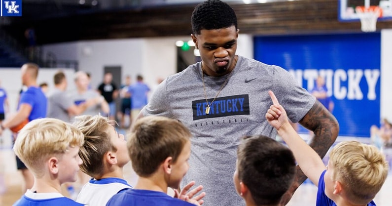 𝑳𝒆𝒙𝒊𝒏𝒈𝒕𝒐𝒏, 𝑲𝒀 – Familiar Scene Takes a Twist: Otega Owens’ Latest Involvement with a Special Set of Little Children Unfolds Differently due to a stunning act, Leaving Kentucky Wildcats Fans Surprised and Deeply Intrigued…
